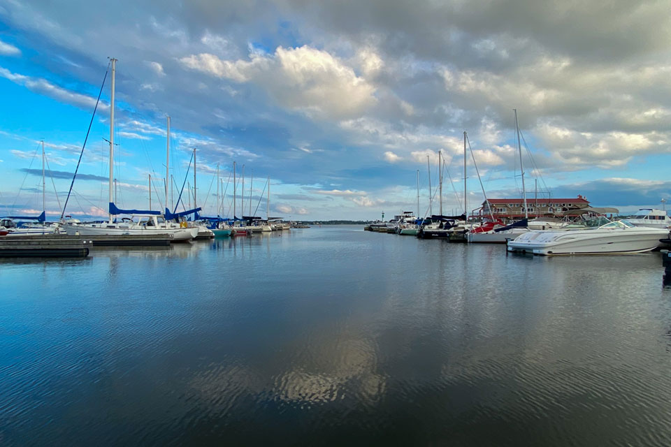 a body of water filled with lots of boats.