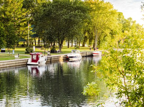 a couple of boats that are sitting in the water.