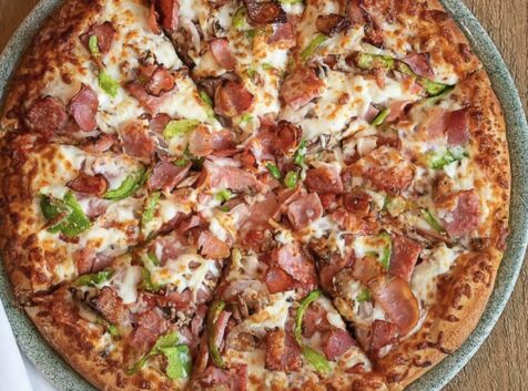 Image of a pizza from above
